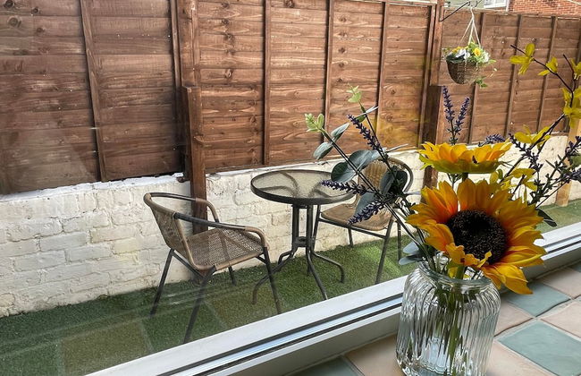 Lovely 3 Bedroom Apartment In Newcastle Upon Tyne With Free Parking - Photo 36