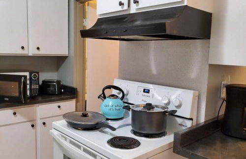 Cozy Cottages across from the Food Trucks of Aloha mall - Foto 18