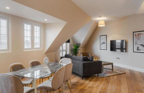 Spacious Luxury Penthouse, 2BR, Private Parking - By Tempstay - Photo 5