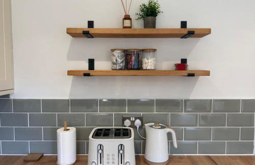 Brand New 2 Bed House - Sleeps 4 - Free Parking - Near HS2 & Drayton Manor - Foto 15