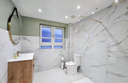 Edinburgh Central 2-bedroom Apartment with Free Parking and Stunning Views - Photo 21