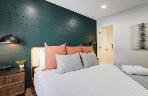 Secluded Westside Cottage - King Bed, Hot Tub, Views, Near Parks and Trails! - Foto 20