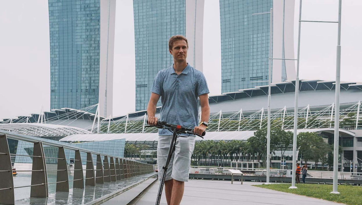 Tour de patinete por Singapura ao entardecer