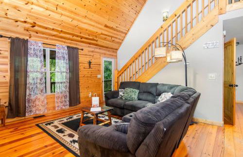 Amazing Creek View Cabin w/ Hot Tub, Firepit & Pool Table - Foto 56