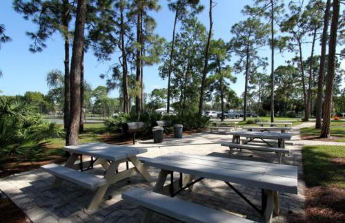 SERENE & ATTRACTIVE 3BR HEATED POOL/SPA HOME - Photo 48