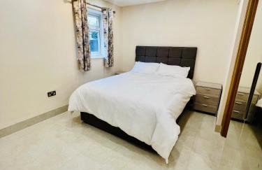 2 Bedroom Flat or Appartment near Heathrow with Garden - Photo 6