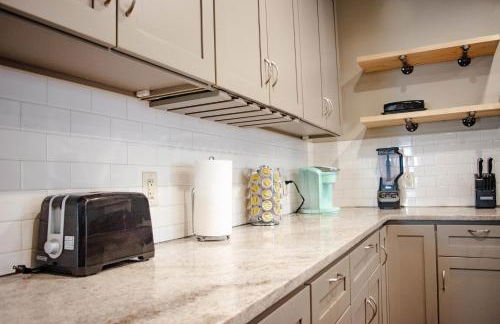 New 4 Bedroom House for Downtown Travelers - Foto 10