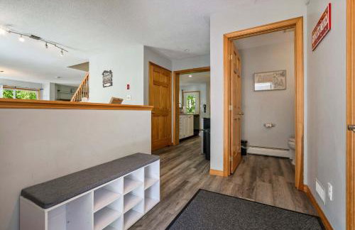 Lakefront Home with Private Beach Access & Hot Tub - Foto 7