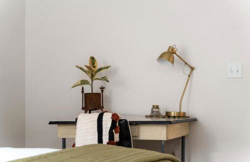 Bus Stop Sally in Historic Walker's Point MKE - Foto 14