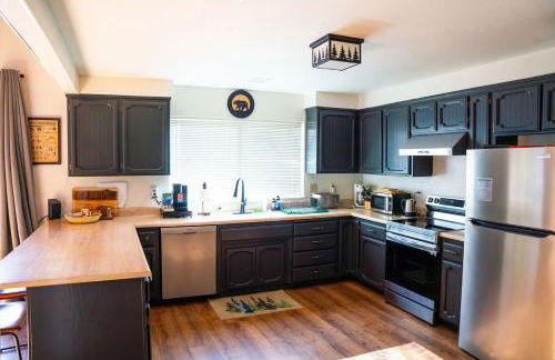 Sierra Cabin w NEW Hot Tub Walk to Town - Photo 26