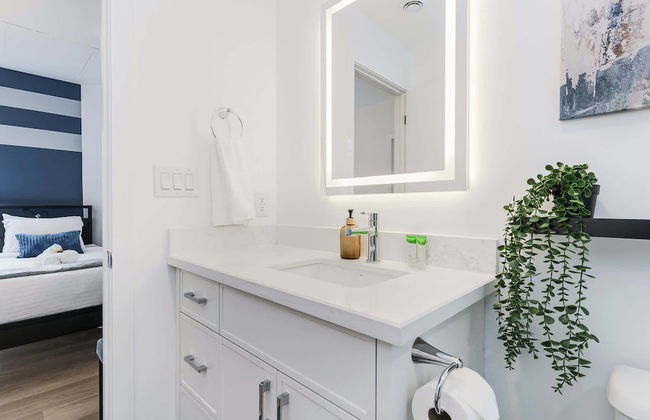 Elegant Suite—Near Kensington Market, Sleeps 8 - Foto 25