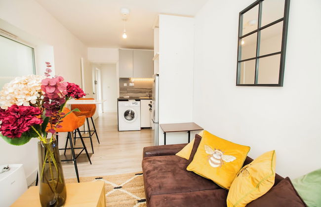 Coombe Hill 2 bedroom House & Parking - Photo 14