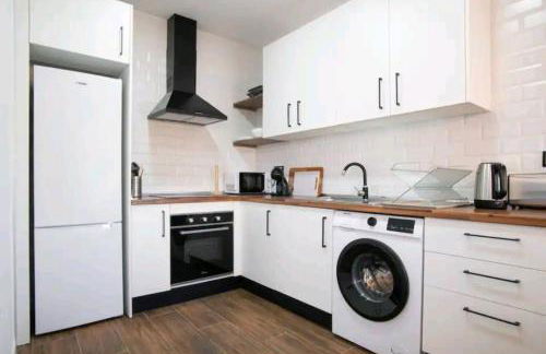 Stylish and Spacious Studio -4 minutes walk to Beach - Photo 14