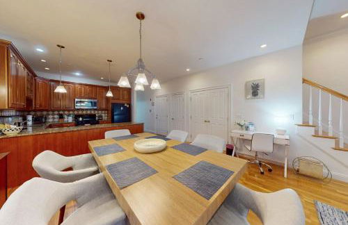 3-Bed 2-Bath Brookline Village Townhome w Deck - Foto 9