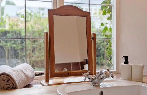 Shires Barn Farmhouse - Westbourne - Photo 70