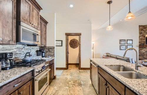 Private Hot Tub, Close to Resorts - Private Hot Tub - Close to PC, Mountain Mansion Family Getaway - Photo 10