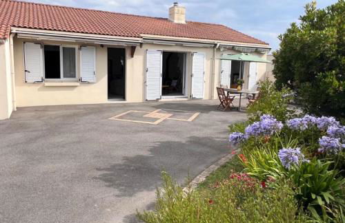 Location saisonnière plain-pied 4 à 6 pers Prefailles, 100m de la plage - Foto 2