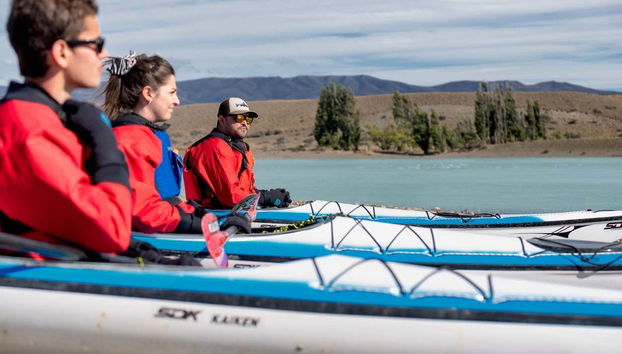 Remando sulle acque del fiume di Santa Cruz
