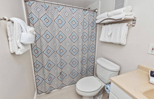 Cute 2 bedroom overlooking Harbor and Tennis Courts Condo by RedAwning - Foto 17