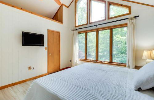 Woodsy Big Bass Lake Hideaway with Fire Pit and Deck! - Foto 14