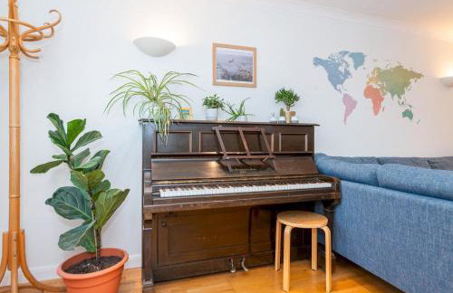 Cosy 3 Bedroom House near River Thames - Pass the Keys - Photo 4