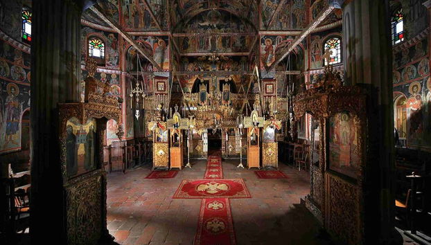 Entrez dans deux des six monastères des Météores