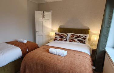 NEW 4 Beds Huge Driveway for LWBs Group Base Willenhall Bilston Junction 10 M6 A454 Keyway Junction A463- Wolverhampton Walsall--Bloxwich - I54 Business Park-Molineux Stadium - BY Samina - ARZ Stays - Regular Work & Long Stays Available - Foto 1