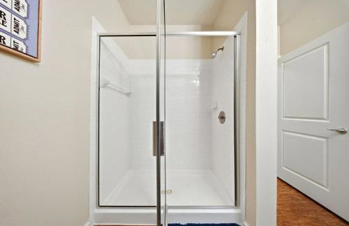 Stylish 2BR w Balcony, Pool & Pet-Friendly #15 - Foto 31