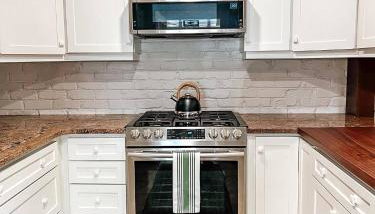 2 Blocks to riverfront | 48" Firepit | Turf Yard - Foto 2