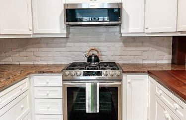 2 Blocks to riverfront | 48" Firepit | Turf Yard - Foto 2