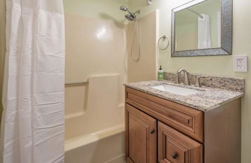 Majestic - Modern Cabin, Hot Tub, & Game Room! - Foto 15