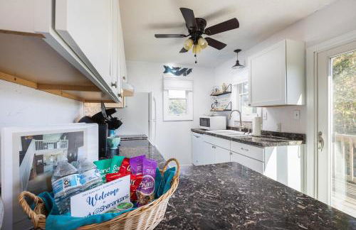 Oceanside Cottage -3BDR 2BA-Walk to Beach! - Foto 4