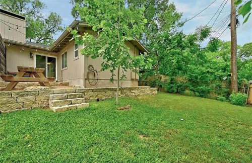 2BR 2BA Cozy Bungalow with Backyard in Montclaire - Zilker Area - Foto 11
