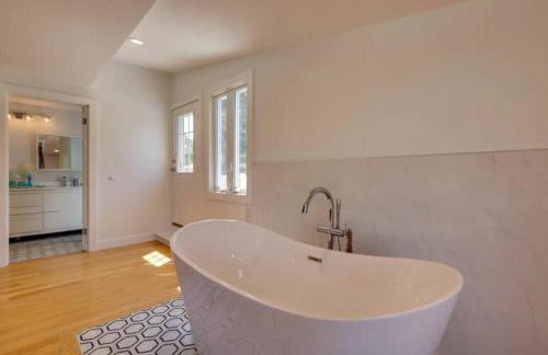 Cape Cod Home w/Ocean View, Roof Top, Pool & Hot Tub - Photo 14