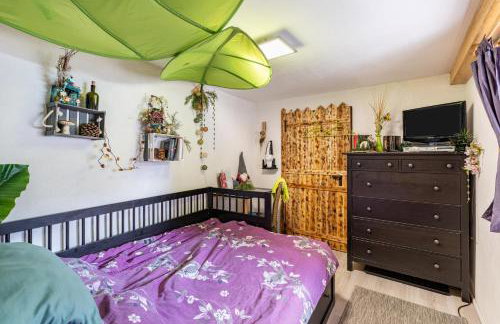 Hobbit Lounge - Photo 26