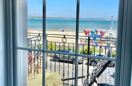 Beachfront with balcony 1st Floor apartment "The Beaches" - Photo 3