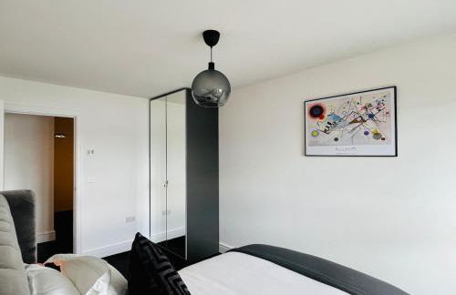 Luxury 2 Bed Apartment - River Views - Parking - Photo 15