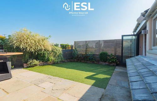 Charming Cottage 3-Bedrooms Sleeps 8 & Hot Tub - Photo 11