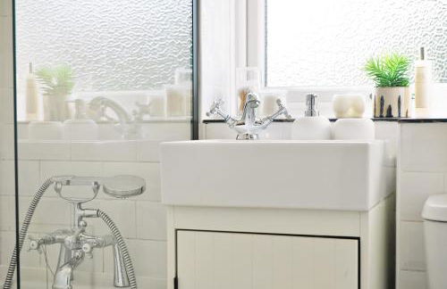 Bright 2BR Aylesbury Home, Sleeps 4, Parking, Work, Leisure, Friendly - Foto 29