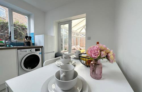 Central Bedford FREE Parking & Private Garden& Conservatory Perfect for large group of people - Foto 21