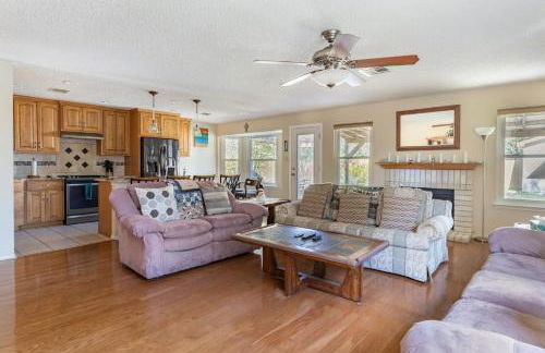 Cozy 3BR Retreat with Outdoor Dining & BBQ Grill - Foto 11