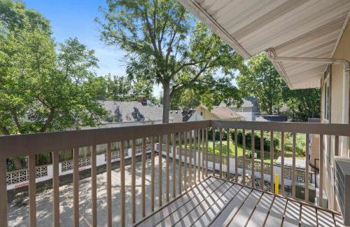 Workspace with Desk & Walkable to hospital & campus - Photo 30