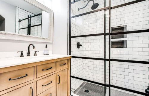 Brookwood Getaway Stock Tank Pool Outdoor Theater - Foto 46