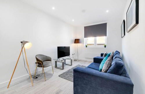 Luxurious 1 Bed Serviced Apartment with Wi-Fi - Photo 43