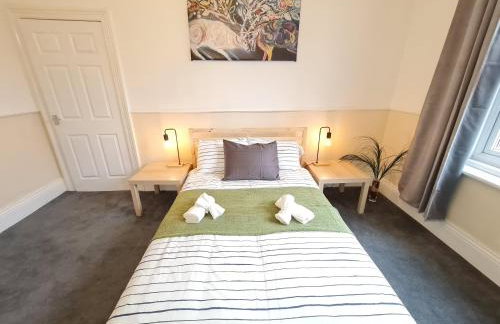 Large 3 Bed Flat, Free Parking-by Holiday Homes - Foto 25