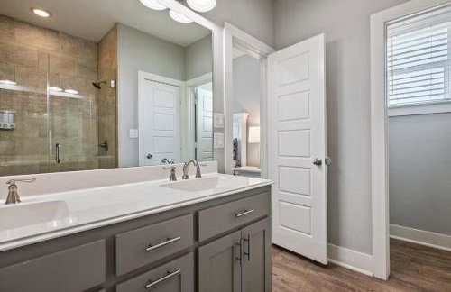 Steps to the Beach | Tiki Bar Fun | Epic Bay Views | Sleeps 8 - Foto 31