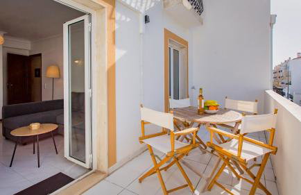 Bright 1BDR Apartment W/Balcony by LovelyStay - Foto 1