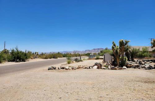 Modern Cabin with Arcade, Foosball Table and Fire Pit in Meadview, Arizona - Foto 52