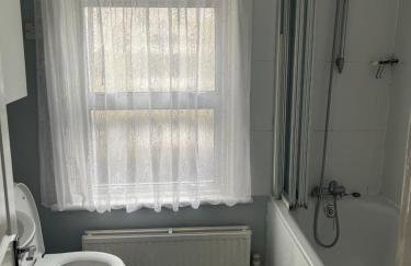 First floor 1 bed apartment with lounge and kitchen - Photo 19