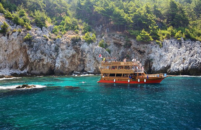 Paseo en barco relajante por la costa de Alanya con almuerzo y bebidas - Foto 1